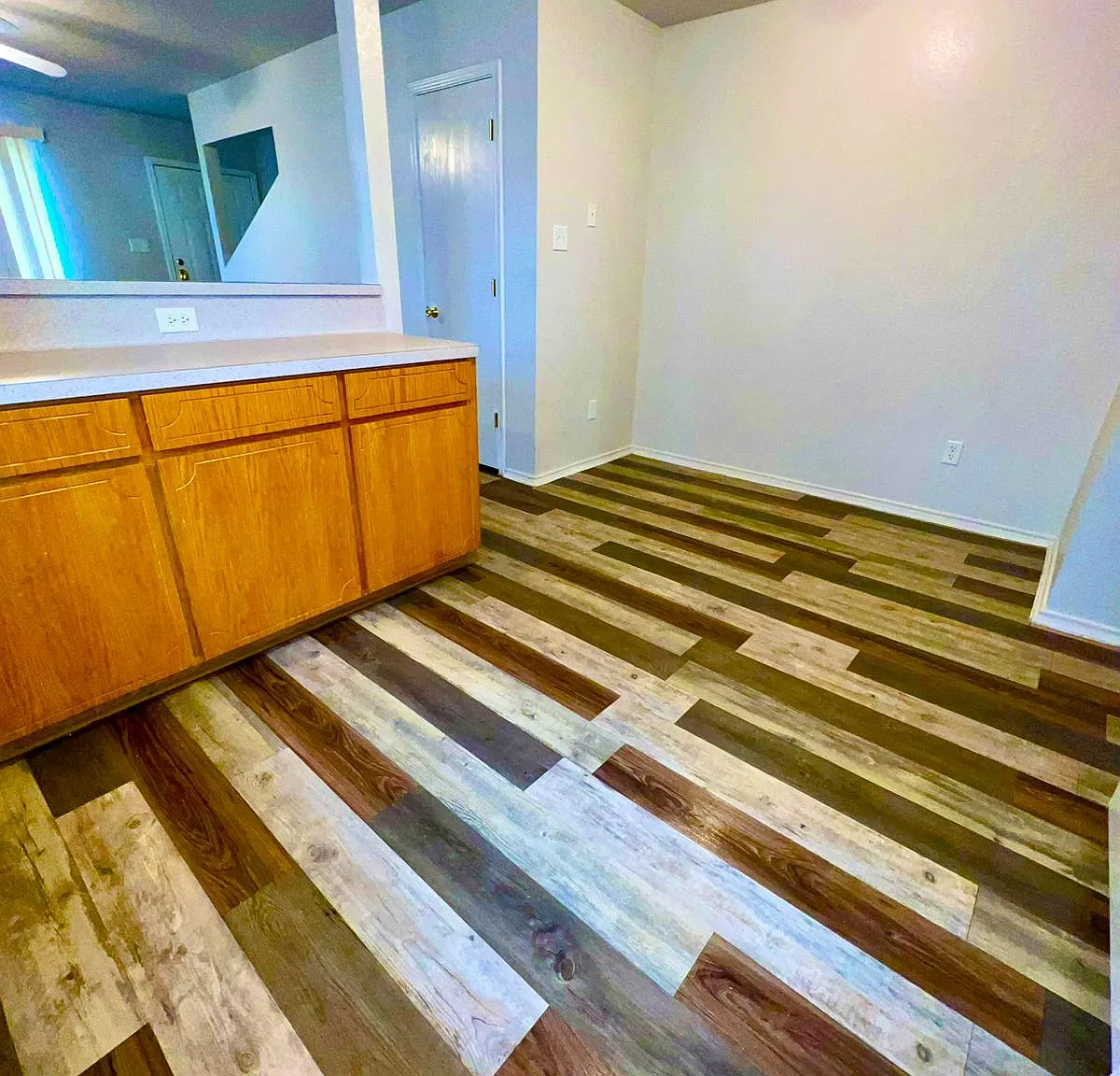 3 bed, 850 sqft, $1,099 — Photo 2