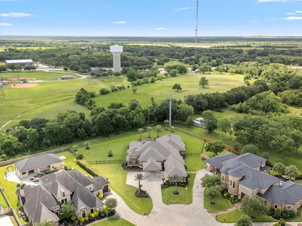 3020 Bridle Path Ln, Friendswood, TX 77546
