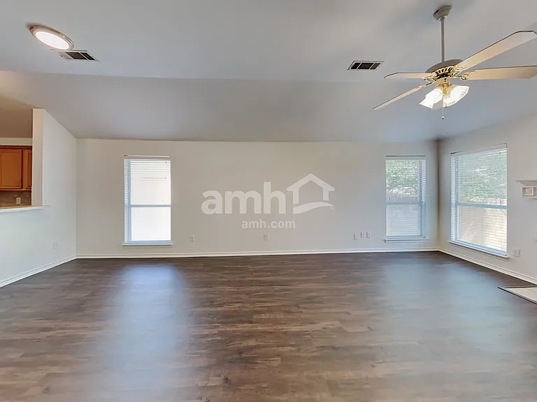 1004 Courtside Dr — Photo 7