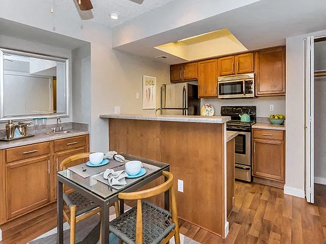 Olive East — Photo 2