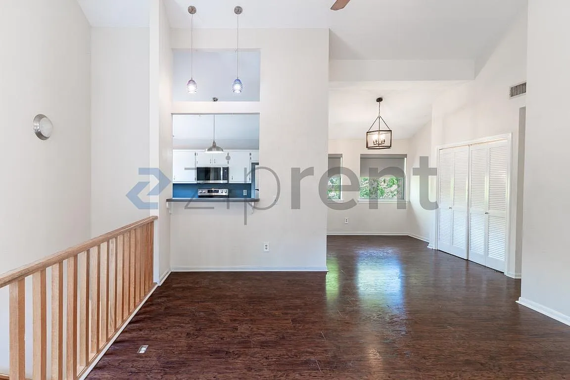 2 bed, 1000 sqft, $2,200 — Photo 3