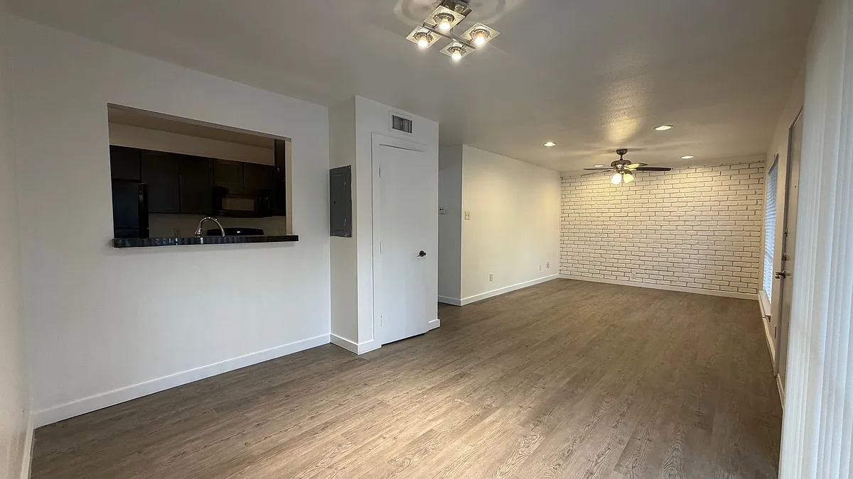 Building Photo - 4123 Avondale Ave #106