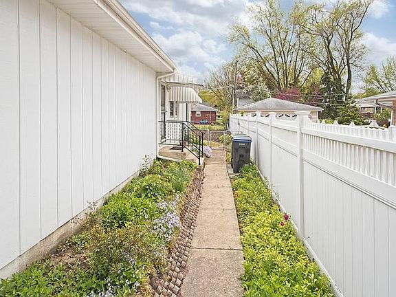 3rd image of 2909 Hyde Park Ave