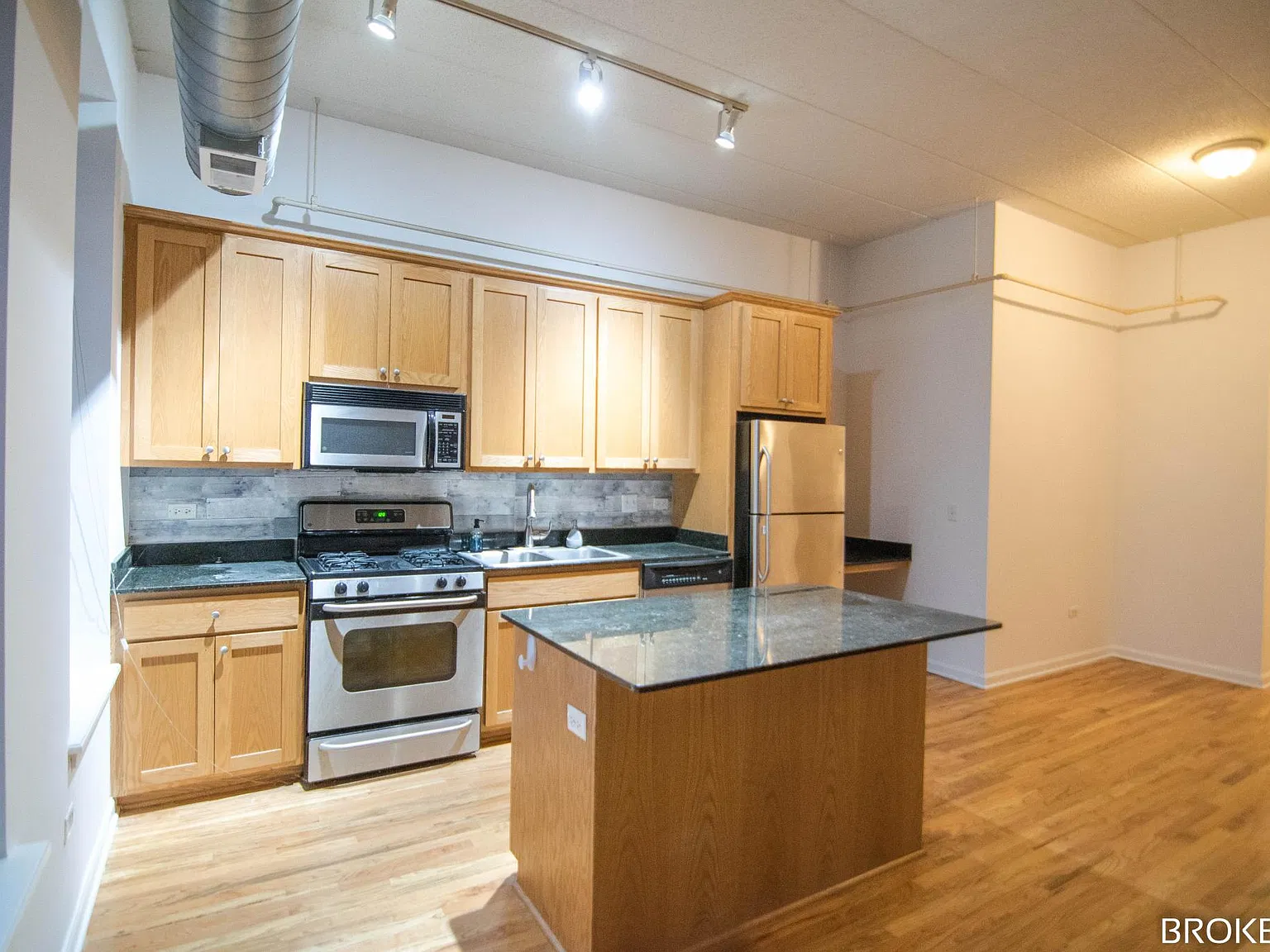 1 bed, 1.5 bath, 800 sqft, $2,400 — Photo 4
