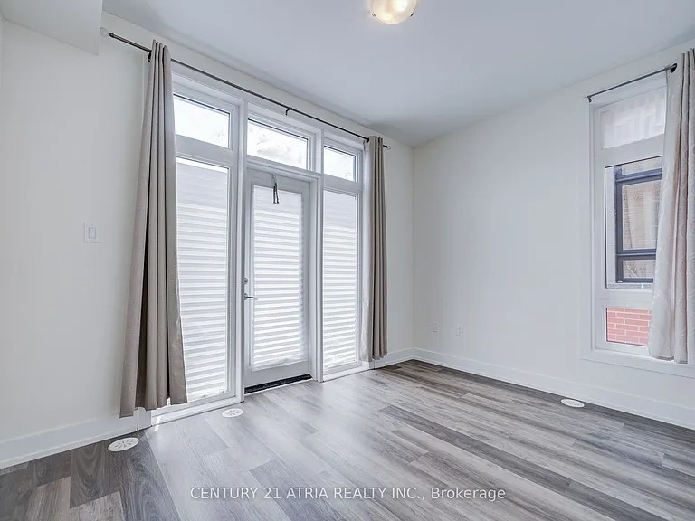 1 Bond Cres #1 — Photo 35