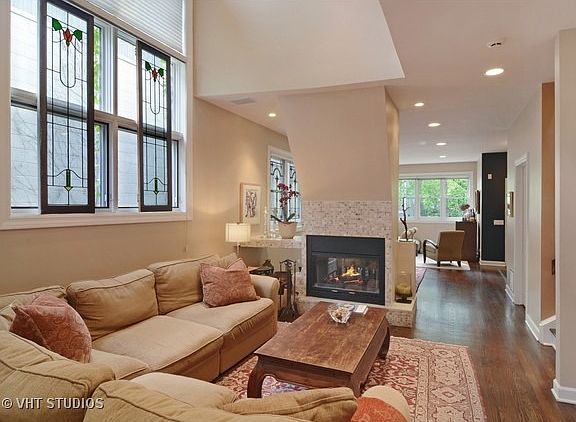 3rd image of 2033 N Wolcott Ave