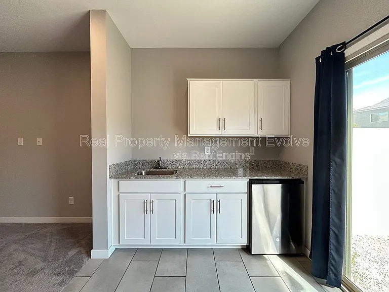 2244 W Laurie Ln — Photo 9
