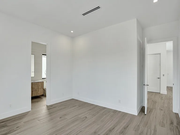 235 NE 11th St — Photo 37