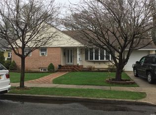 75 Davis St, Freeport, NY 11520
