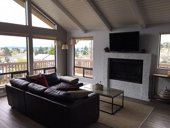 Vaulted Ceiling in Living Room with Gas Fireplace