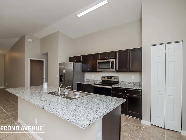 1210 Vandalia Ave SE — Photo 2