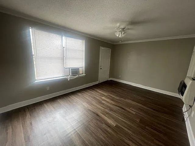 1249 Maria St — Photo 5