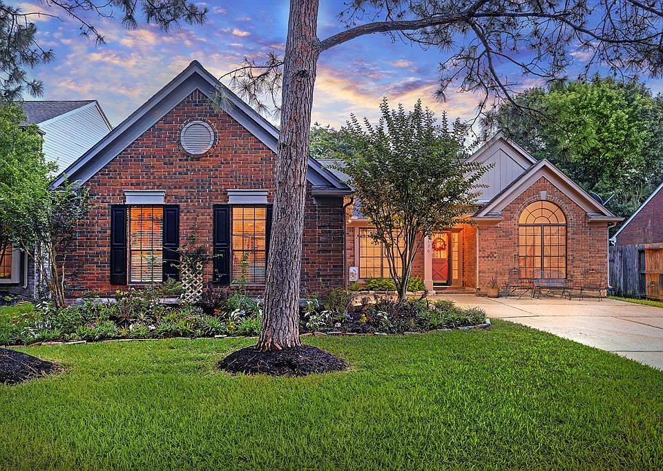 1st image of 136 Hidden Lake Dr