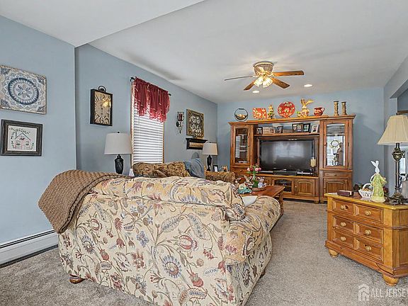 3rd image of 32 Lloyd St