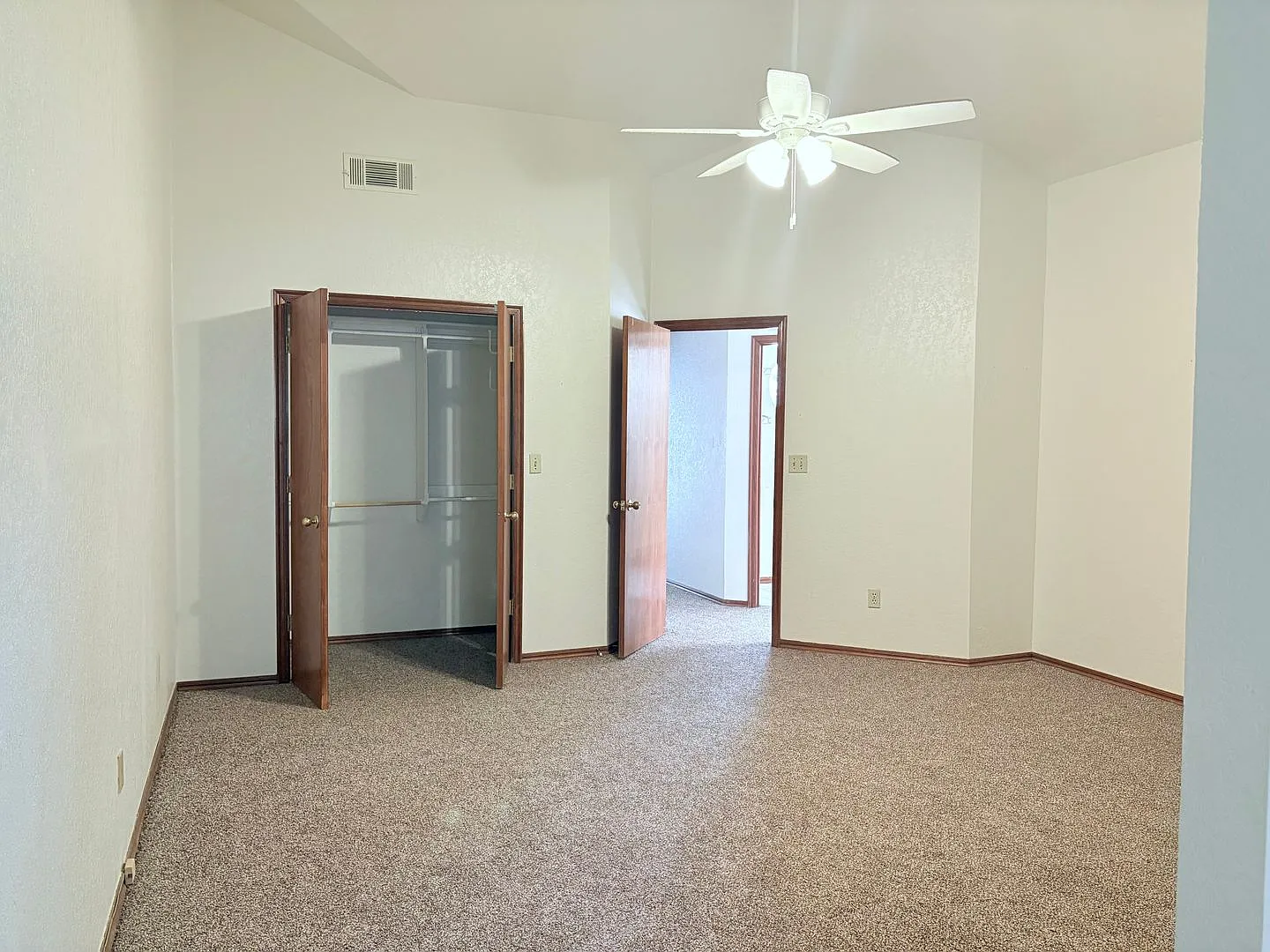 Two bedroom townhouse close to Campus! — Photo 4