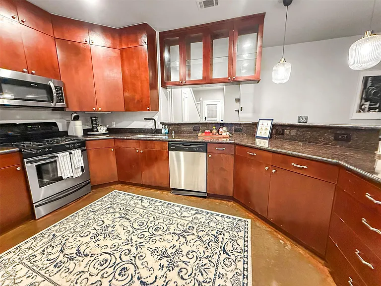 2216 Chenevert St #4 — Photo 8