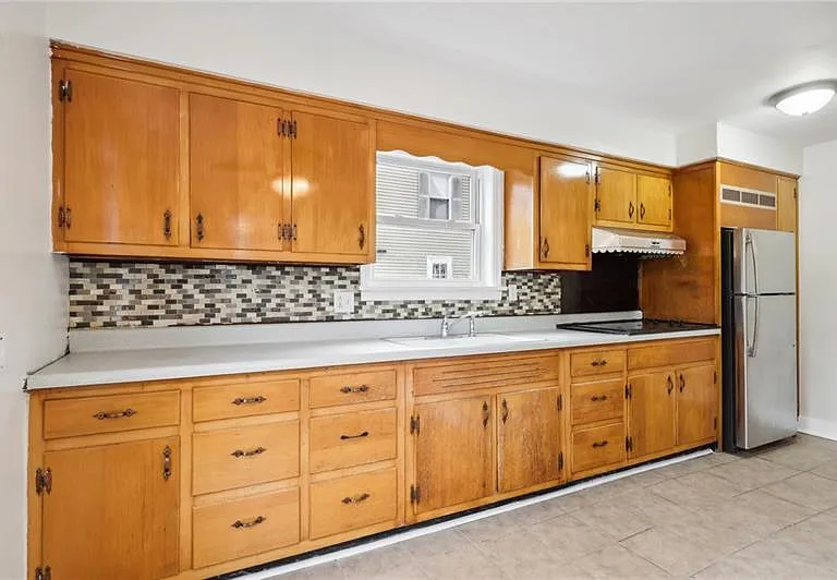 328 James St — Photo 14