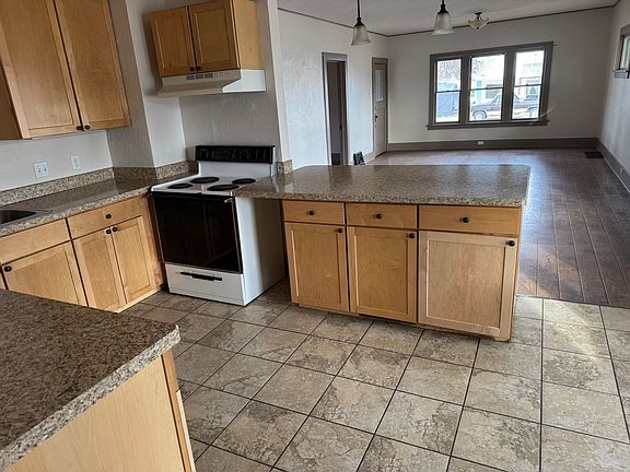 5th image of 916 5th Ave S