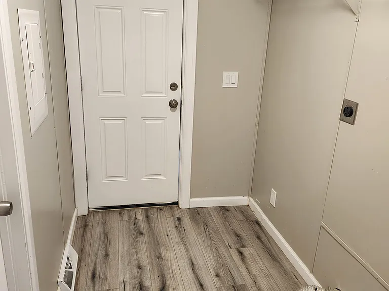 9010 Bowen Ln — Photo 6