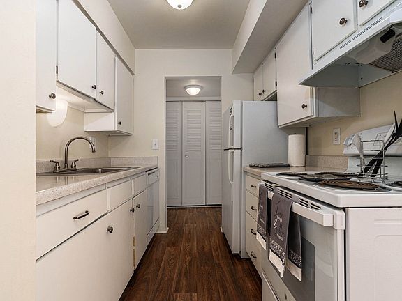 Cozy kitchen at Drawbridge Apartments East in Harrison Township, MI