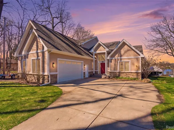 1836 Alsup Ave, Commerce Township, MI 48382