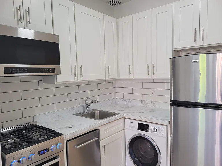 1586 1st Ave #4A — Photo 3