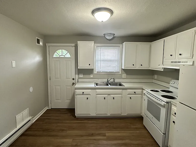 451 Main St #4 — Photo 2