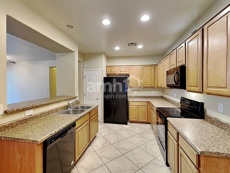 3716 E Waite Ln — Photo 3
