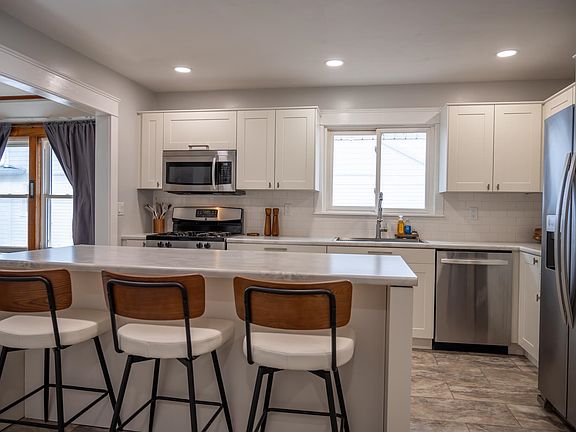 3rd image of 1113 Oak Ave