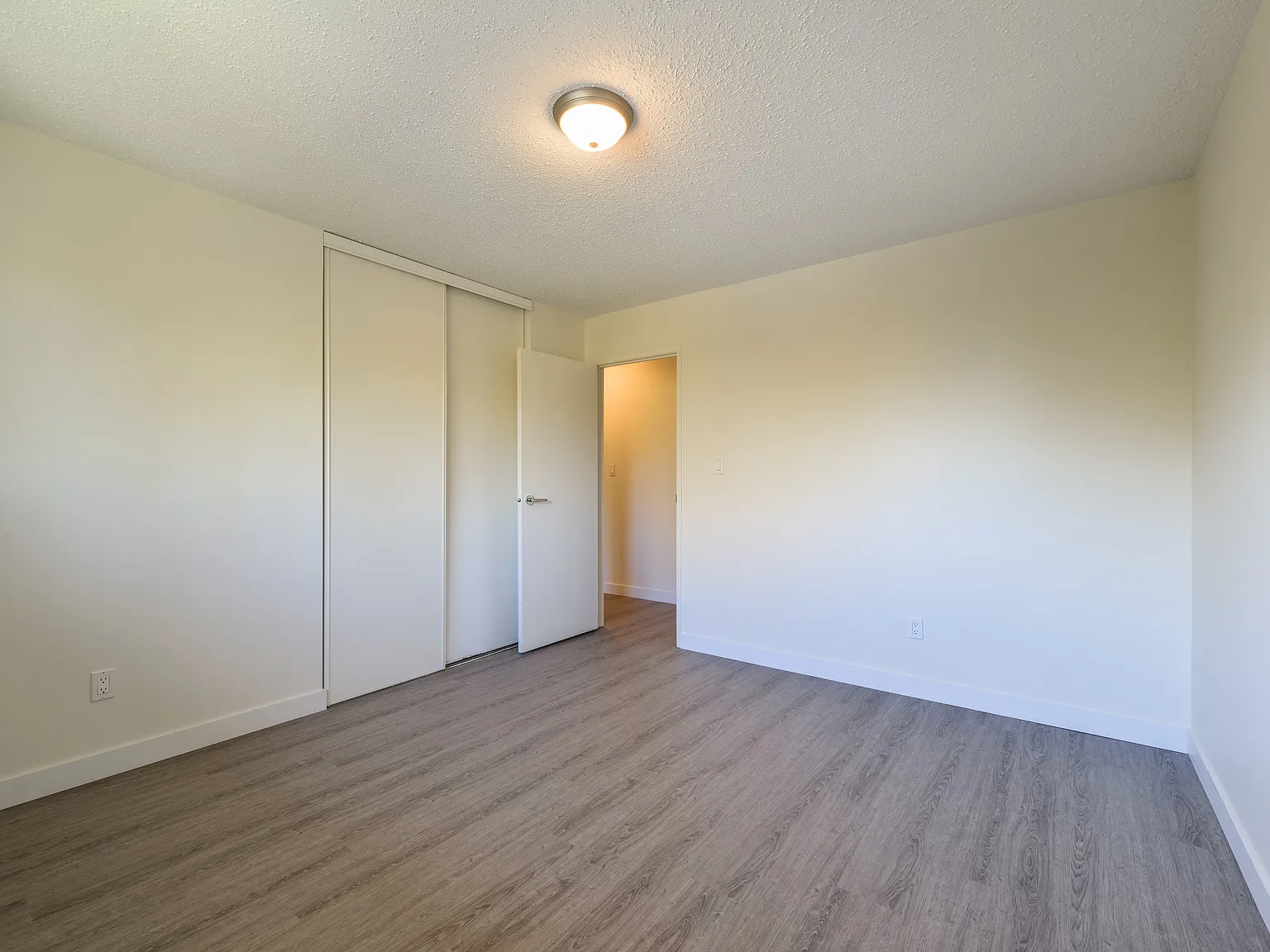 Warwick Apartments — Photo 4