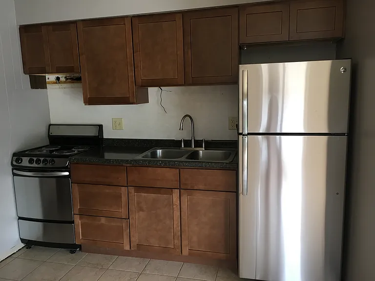 1537 W 10th St #4 — Photo 5