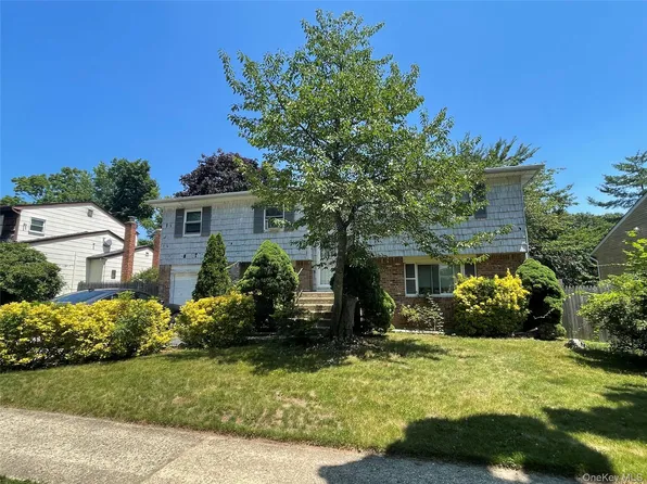 110 Greenway Drive S, Syosset, NY 11791