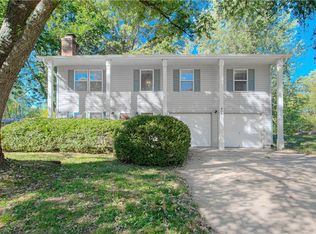 404 NE Castle Dr, Lees Summit, MO 64086