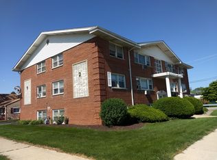 7802 43rd St APT 2B, Lyons, IL 60534