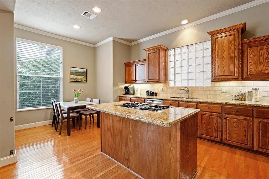 3 bed, 3.5 bath, 2130 sqft, $2,900 — Photo 3