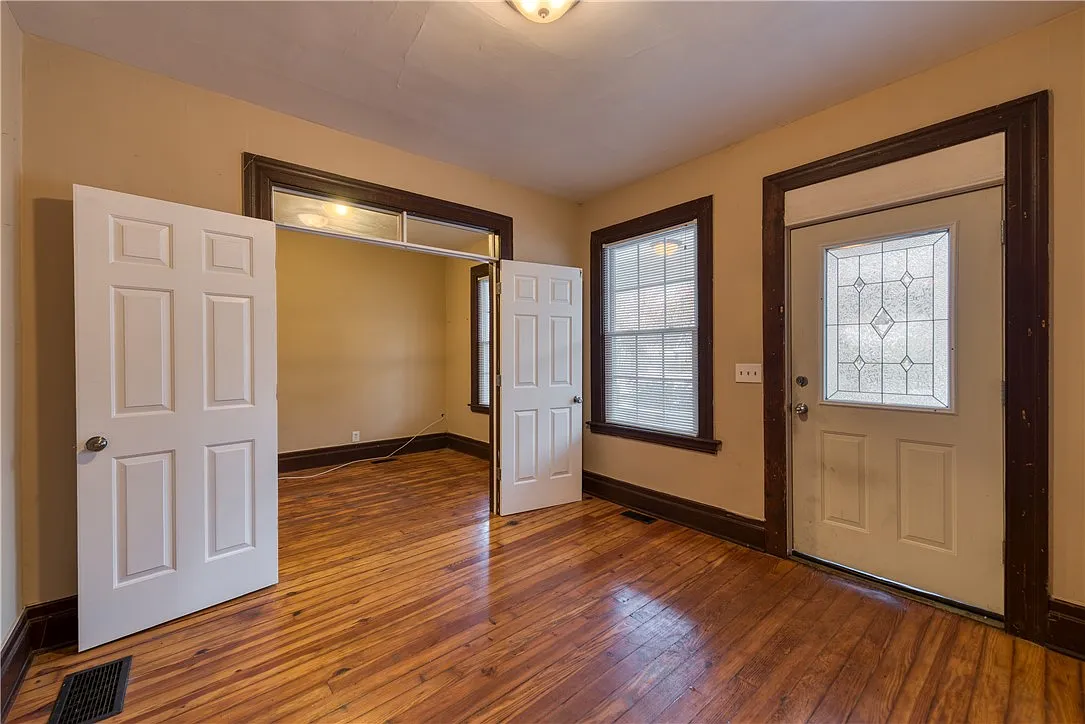 3 bed, 1.0 bath, 1102 sqft, $1,800 — Photo 4