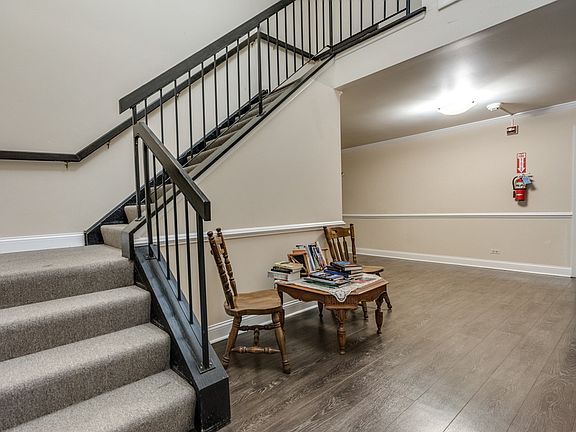 5th image of 6S082 Park Meadow Dr APT 8G