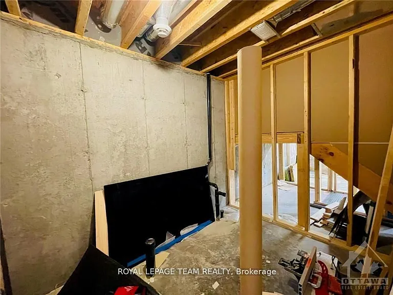 1189 Tischart Cres — Photo 32