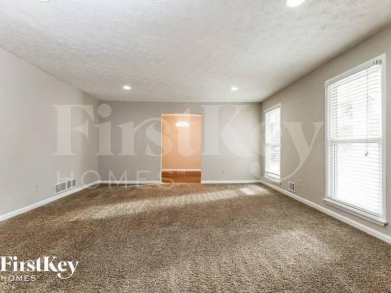 2324 Sussex Ct — Photo 4