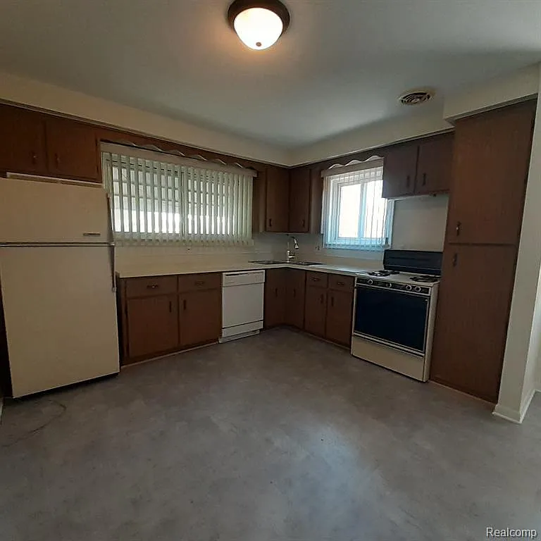3 bed, 1.0 bath, 1051 sqft, $1,300 — Photo 2