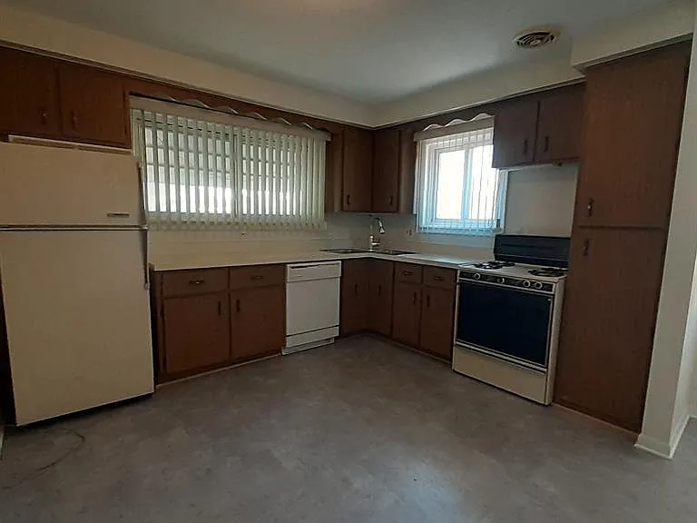 4938 Roosevelt Blvd — Photo 2