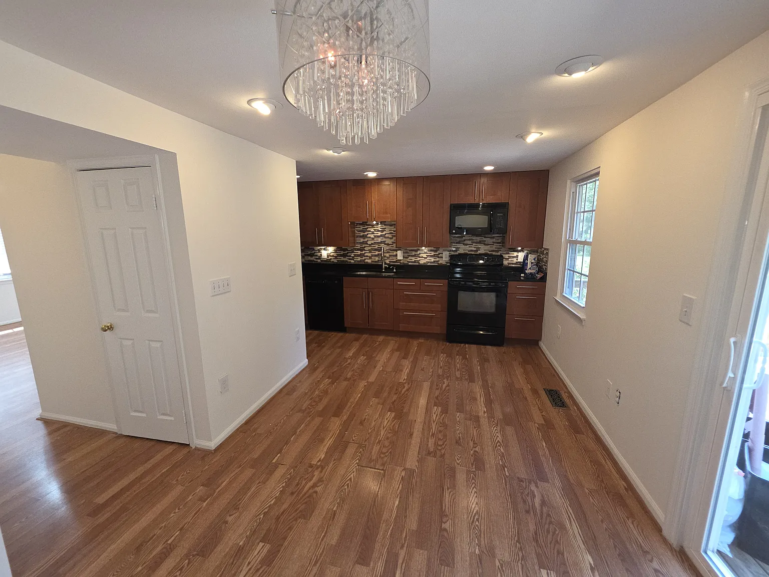 3 bed, 3.5 bath, 1930 sqft, $3,400 — Photo 4