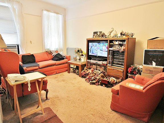3rd image of 663 Manhattan Ave