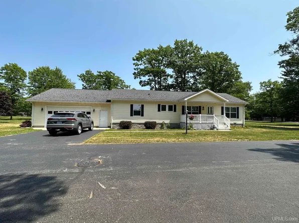 60 Kenneally Blvd, Gladstone, MI 49837