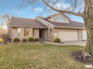 617 Country Club Ln, Pekin, IL 61554