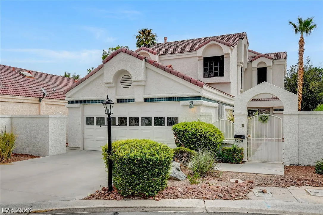 3 bed, 2.5 bath, 1596 sqft, $2,350 — Photo 2