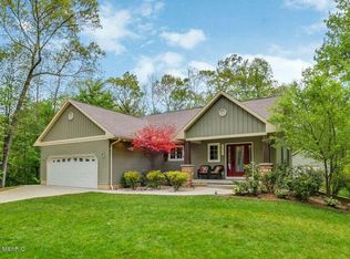 5617 Pine Island Dr NE, Comstock Park, MI 49321