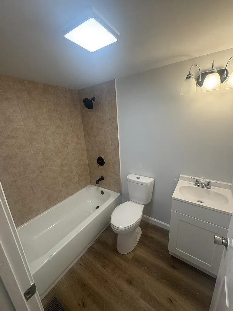 2 bed, 1.0 bath, 810 sqft, $800 — Photo 1