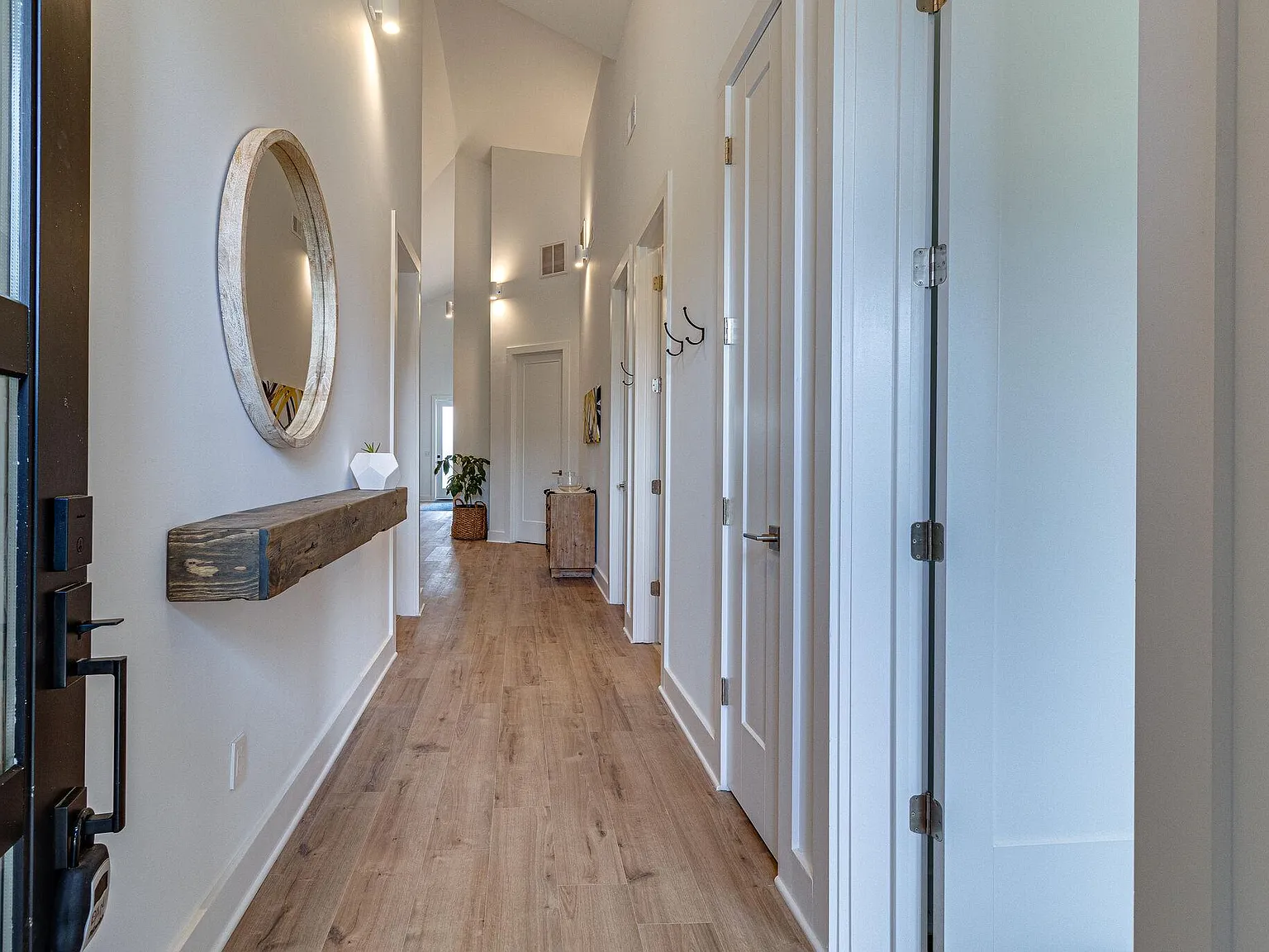 3 bed, 2070 sqft, $3,995 — Photo 2