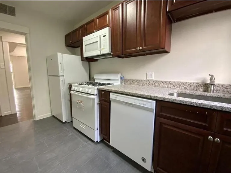 5673 Hobart St #11 — Photo 5